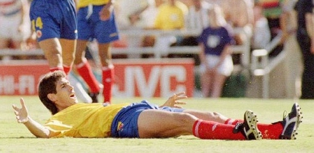 Zagueiro colombiano Andrés Escobar lamenta gol contra marcado a favor dos Estados Unidos em 1994