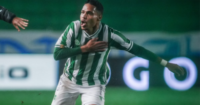 Lucas Alves, atacante do Juventude, comemora gol em estreia pelo clube