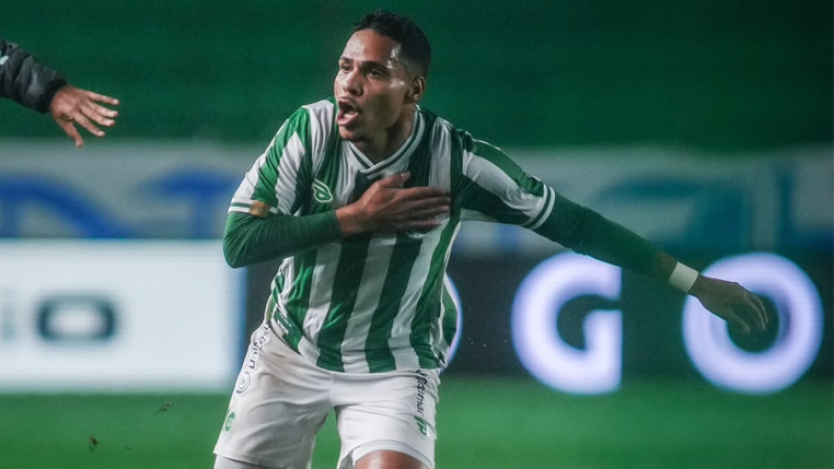 Lucas Alves, atacante do Juventude, comemora gol em estreia pelo clube