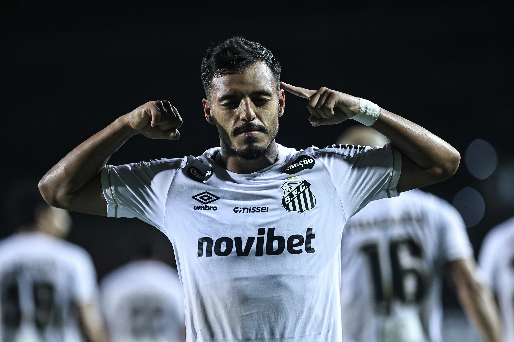 Gabriel Menino passa a atuar na lateral-direita do Santos mirando nova convocação da Seleção Brasileira e Copa do Mundo de 2030