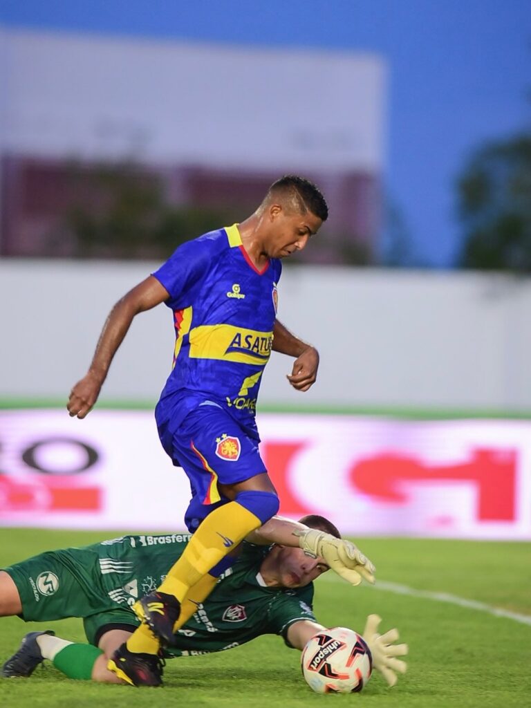 Nicolas Sperry estreou em uma primeira divisão de campeonato profissional em fevereiro deste ano em Roraima (Foto: bs_oficialrr/Instagram)