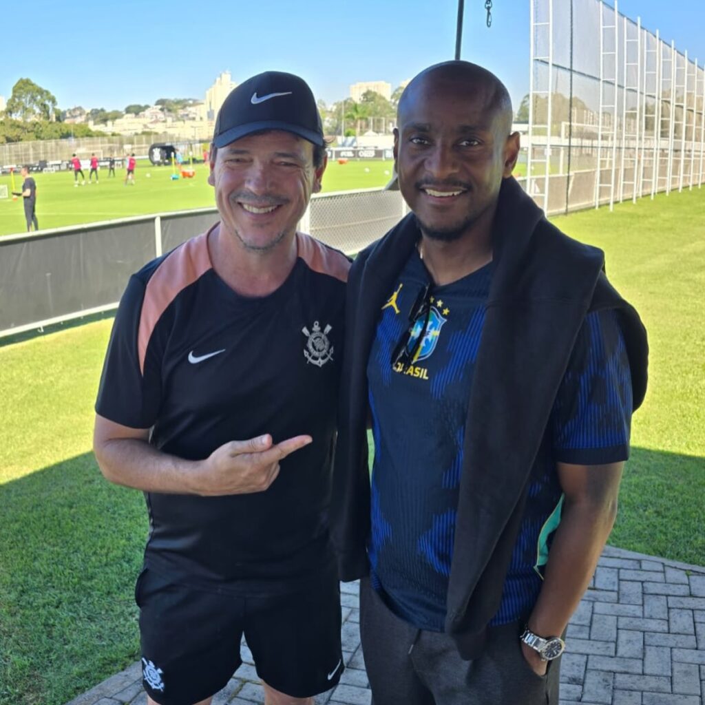 Treinador sul-africano Rhulani Mokwena com Fernando Diniz em visita ao CT do Corinthians