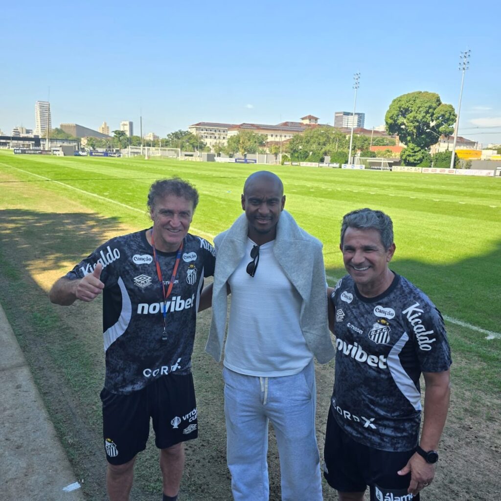 Rhulani Mokwena com o técnico Cuca no CT Rei Pelé (Foto: Arquivo pessoal)