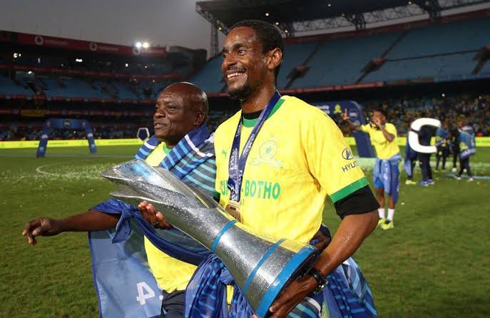 Técnico tem quatro títulos conquistados pelo Mamelodi Sundowns, da África do Sul (Foto: Reprodução/X)