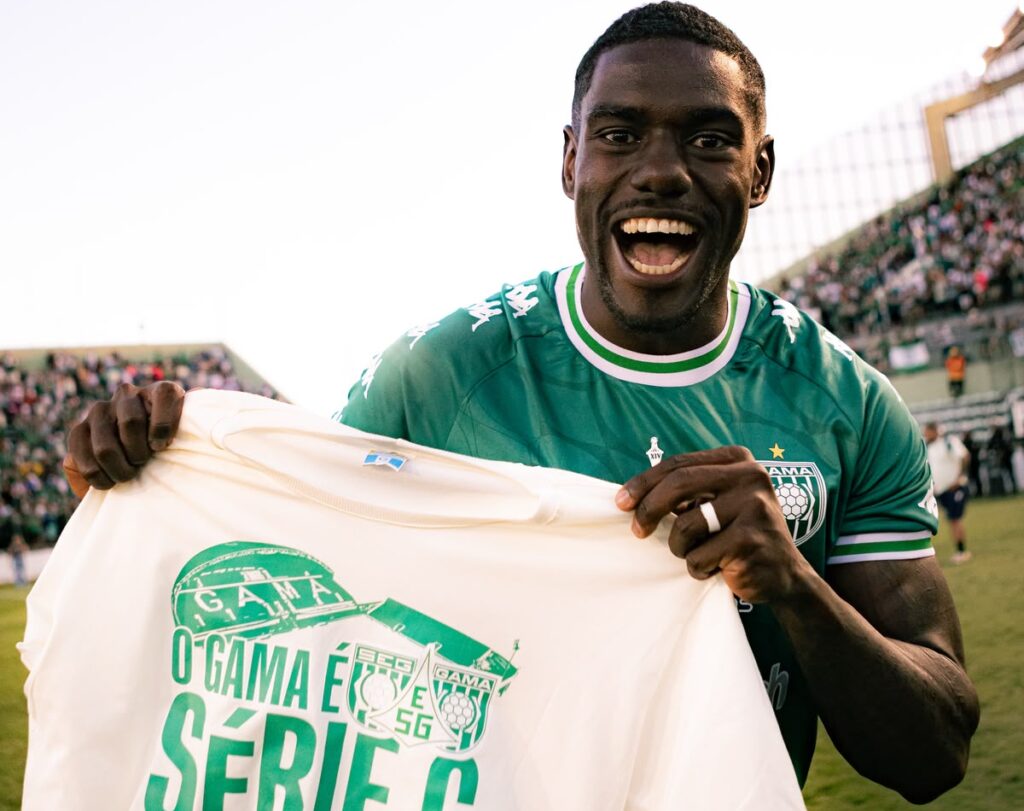 Zagueiro Zulu celebra acesso à Série C com o Gama