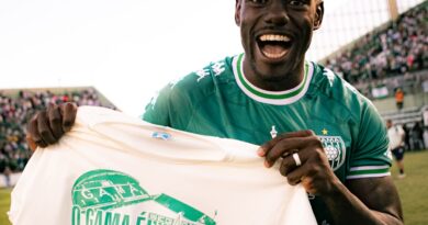 Zagueiro Zulu celebra acesso à Série C com o Gama