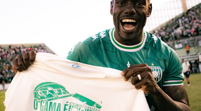 Zagueiro Zulu celebra acesso à Série C com o Gama