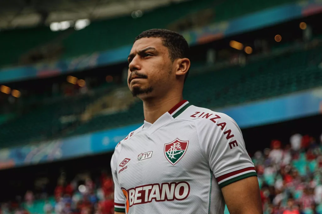 Entre as maiores vendas da hyistória do Fluminense, volante André defendeu o clube entre 2020 e 2024 (Foto: Lucas Merçon/Fluminense)
