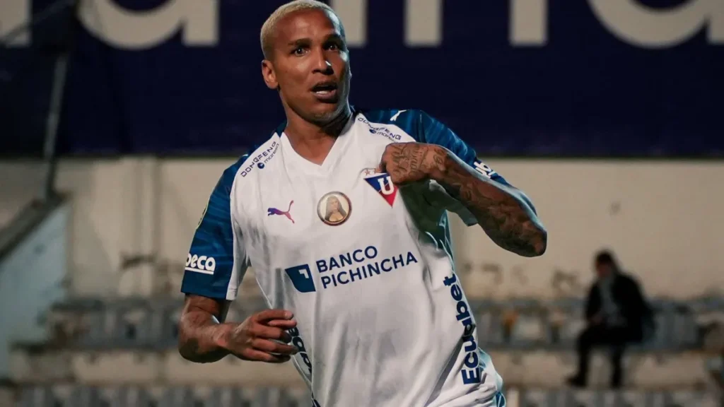 Deyverson, atacante da LDU, reencontra o Palmeiras na Liberta (Foto: Divulgação/LDU)