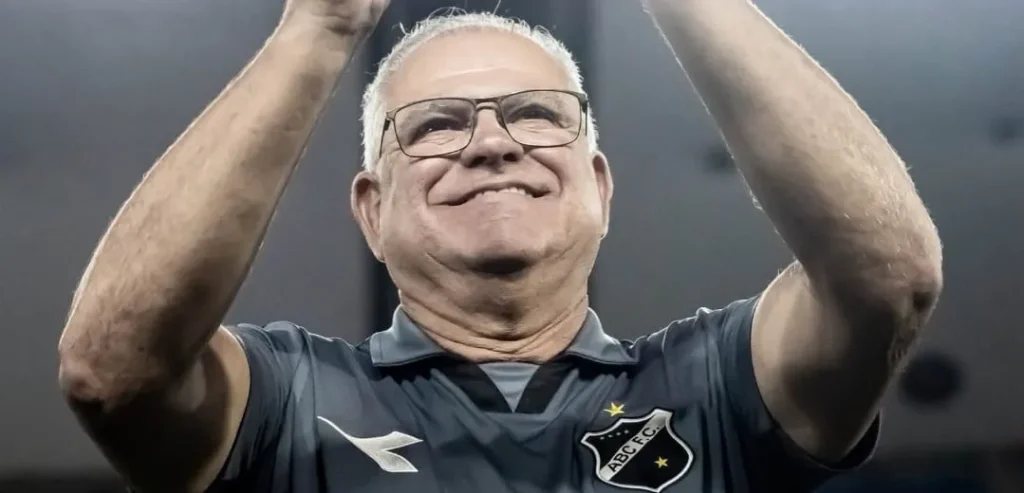 Técnico Waguinho Dias lidera acesso do ABC à Série C de 2027 (Foto: Divulgação/ABC FC)