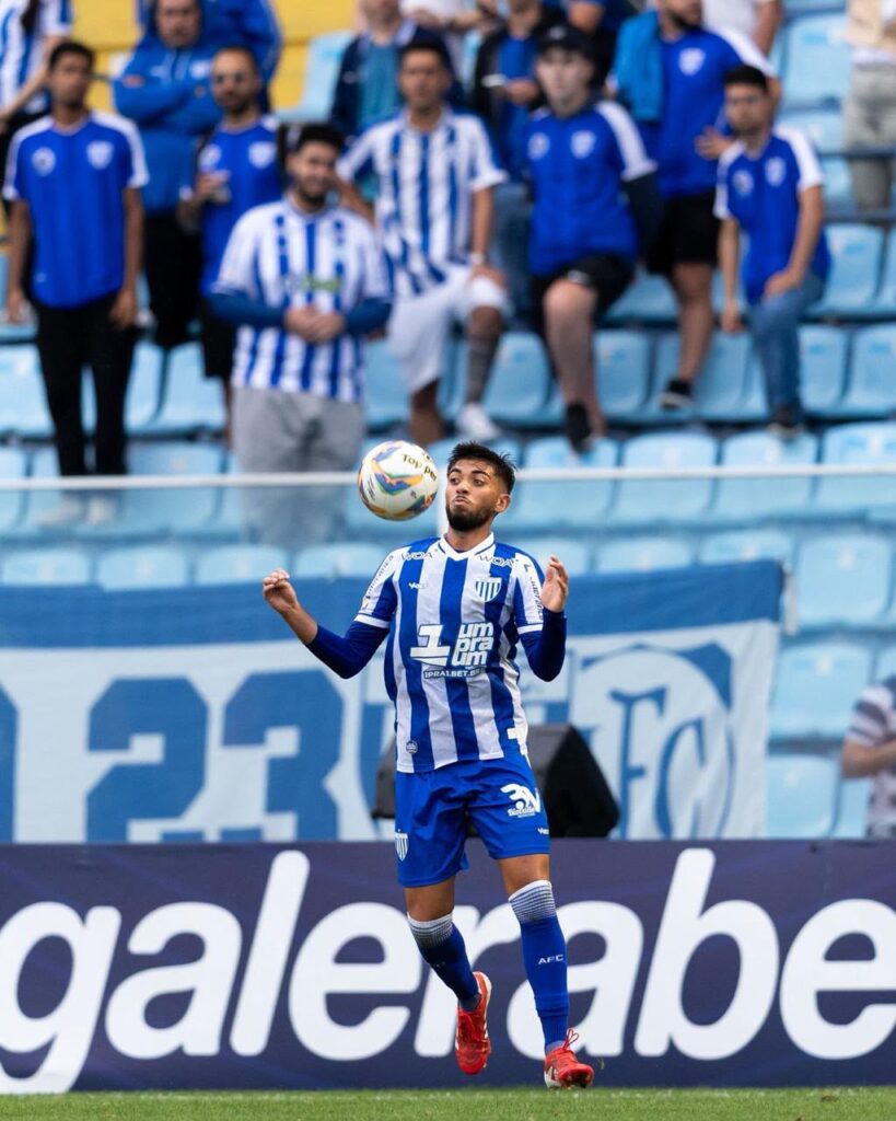 Lateral Kauã Fernandes em clássico na Ressacada contra o Figueirense