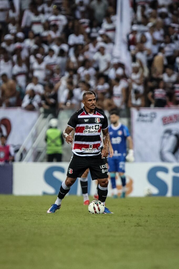 Com sete acessos no currículo, Arilson estreou pelo Santa Cruz na Série C (Foto: Savyo Miguel)