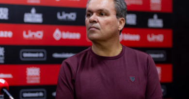 Adson Batista, presidente do Atlético-GO, chama atacante Gustavo Maia de "bundudo"