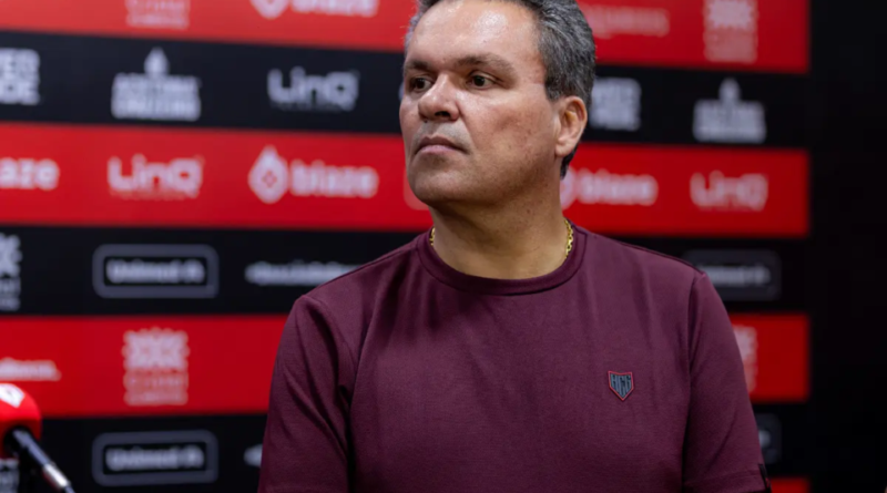 Adson Batista, presidente do Atlético-GO, chama atacante Gustavo Maia de "bundudo"