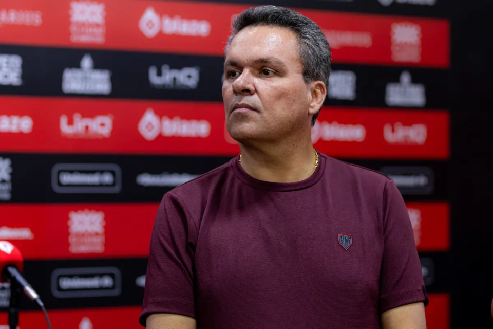 Adson Batista, presidente do Atlético-GO, chama atacante Gustavo Maia de "bundudo"