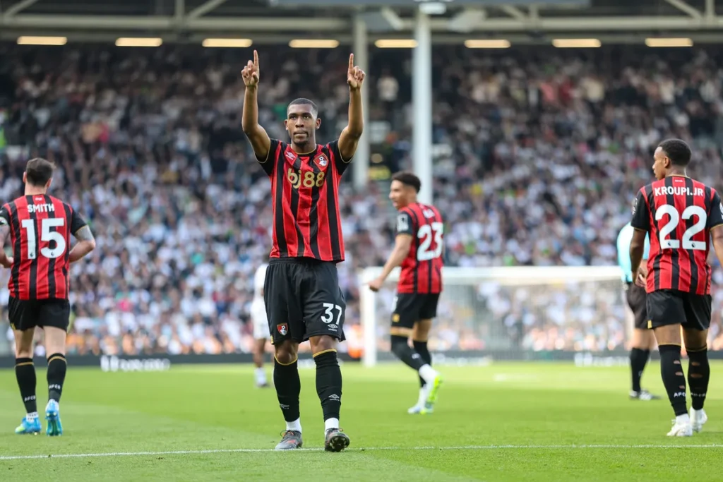 Rayan, cria do Vasco, com a camisa do Bournemouth, da Inglaterra (Foto: Divulgação/Bournemouth)