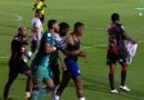 Cacá, do Vitória, tenta rasgar camisa do Bahia