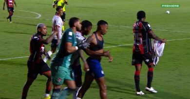 Cacá, do Vitória, tenta rasgar camisa do Bahia