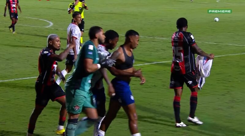 Cacá, do Vitória, tenta rasgar camisa do Bahia
