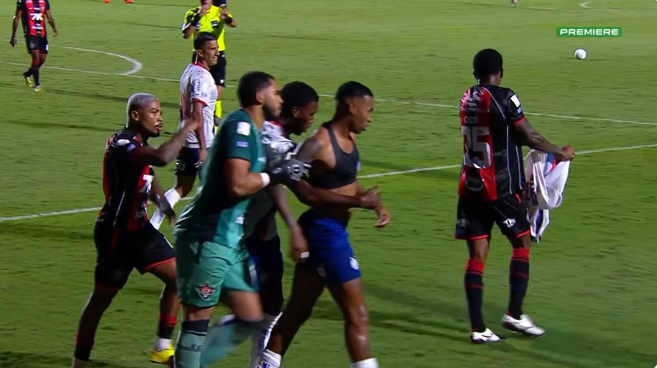 Cacá, do Vitória, tenta rasgar camisa do Bahia