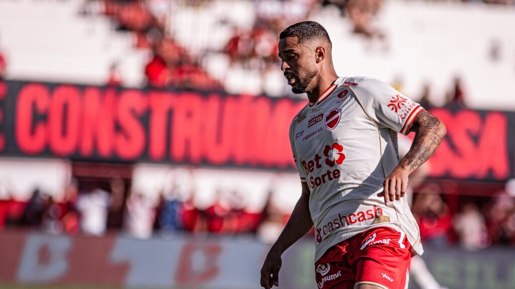 Delatorre ajudou o Vila Nova a vencer o clássico contra o Atlético-GO, pela Série B