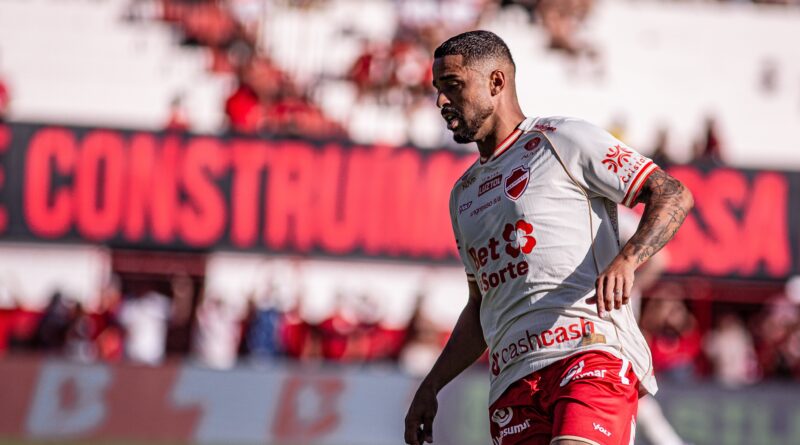 Delatorre ajudou o Vila Nova a vencer o clássico contra o Atlético-GO, pela Série B