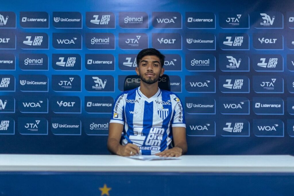 No Avaí desde 2022, lateral-direito Kauã Fernendes renovou contrato com o clube em janeiro deste ano (Foto: Arquivo pessoal)