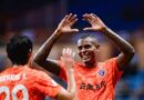 Cléber marca três gols pelo Yunnan Yukun e ganha destaque na China