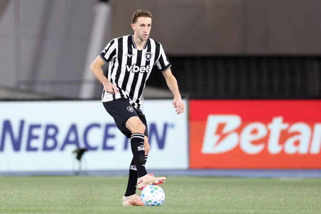 Zagueiro Arthur Chaves estreia pelo Botafogo
