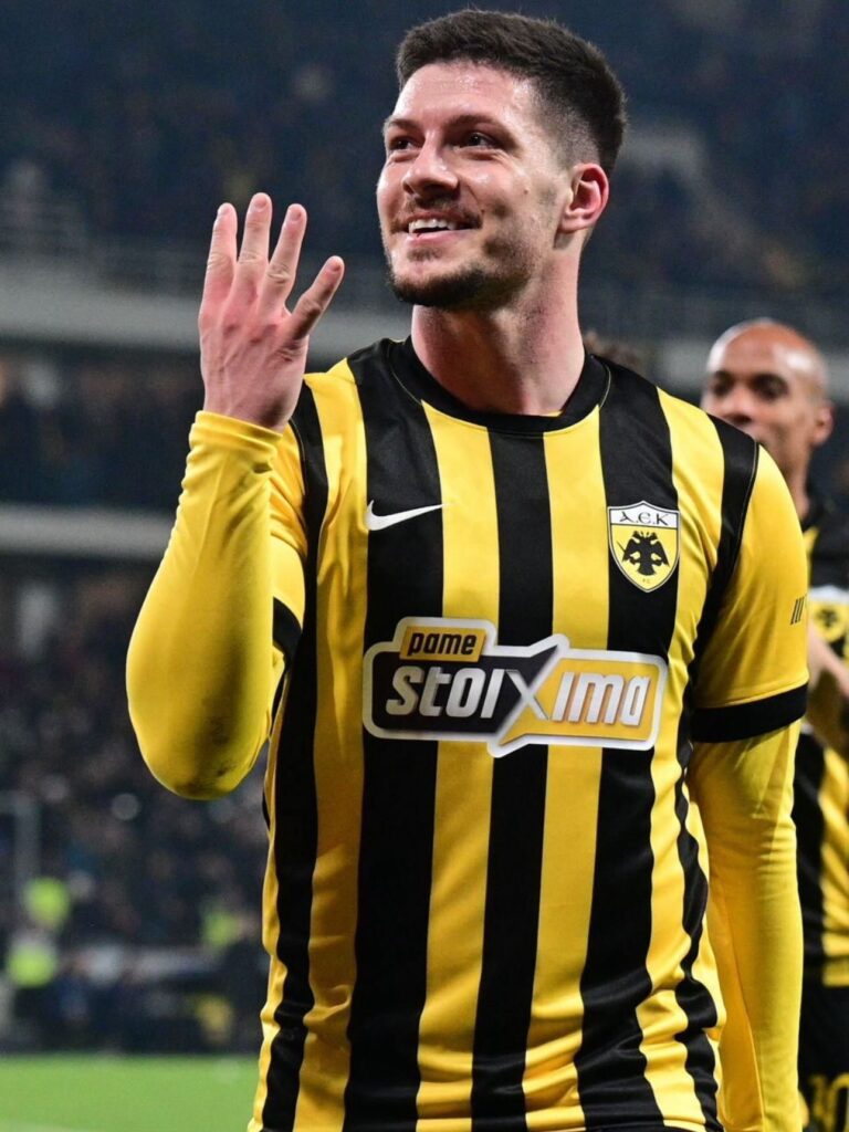 Luka Jović é o artilheiro do AEK e esperança de gols na fase de liga da Champions League (Foto: Divulgação/AEK Atenas)
