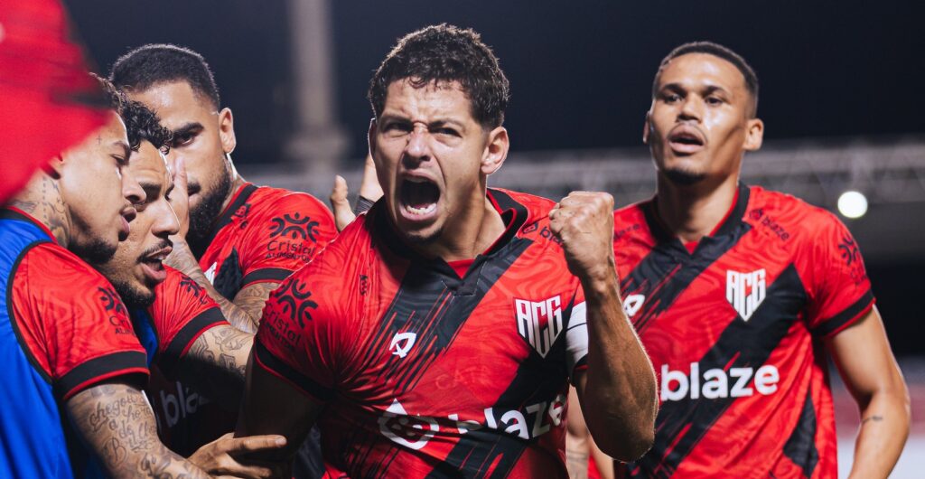 Guilherme Marques comemora gol pelo Atlético-GO contra o Ceará