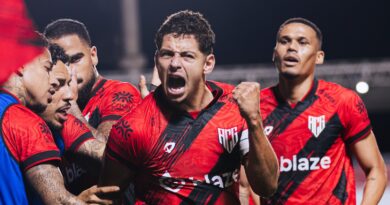 Guilherme Marques comemora gol pelo Atlético-GO contra o Ceará