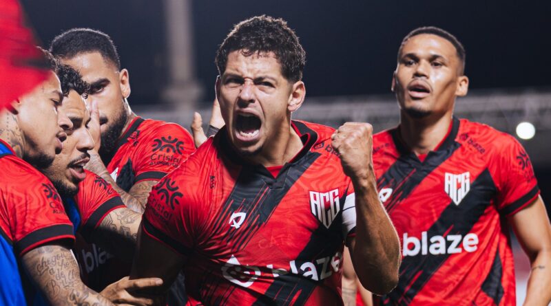 Guilherme Marques comemora gol pelo Atlético-GO contra o Ceará