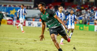 Raí Natalino, atacante do Maringá, comemora gol decisivo sobre o Paysandu na Série C do Brasileirão