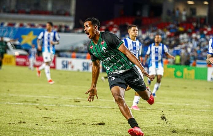 Raí Natalino, atacante do Maringá, comemora gol decisivo sobre o Paysandu na Série C do Brasileirão