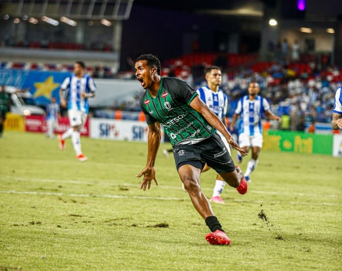 Raí Natalino, atacante do Maringá, comemora gol decisivo sobre o Paysandu na Série C do Brasileirão