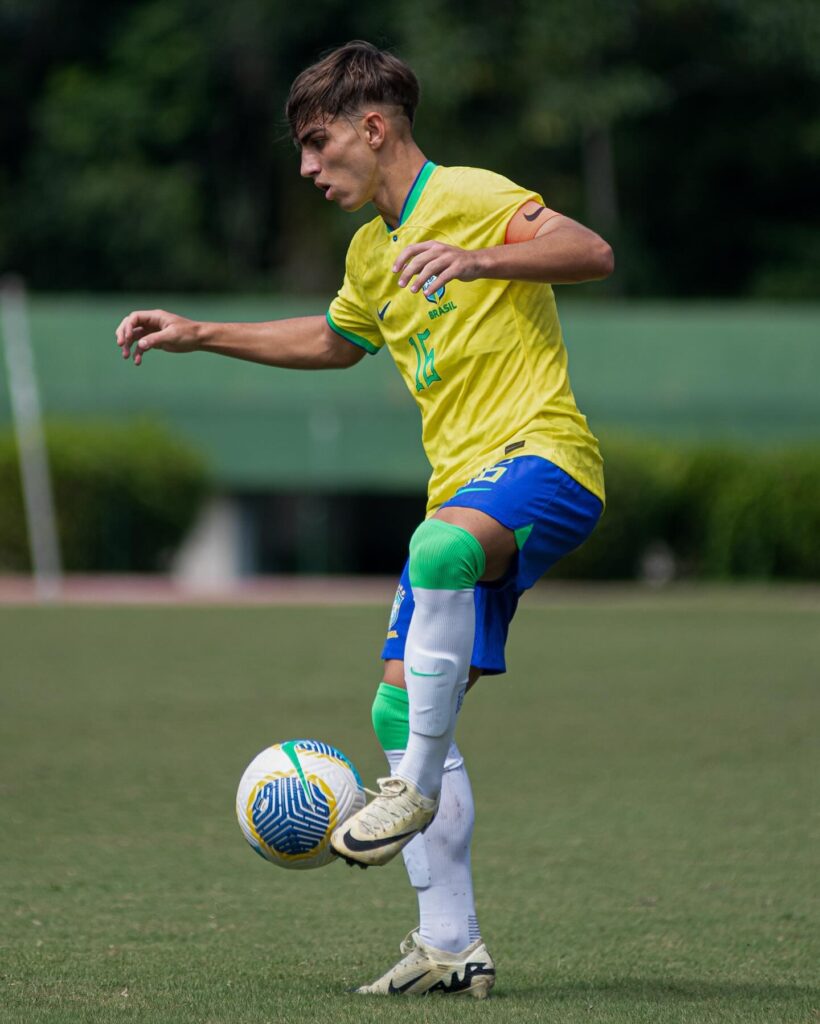 destaque na base do Palmeiras, Thiago Vaz foi convocado pela Seleção Brasileira em 2024 e 2025 (Foto: Reprodução/Instagram/@olivaz_thiago)
