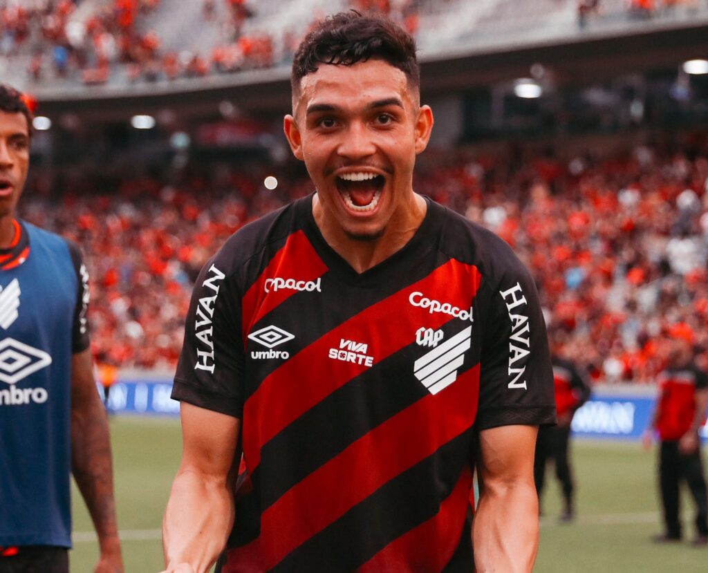 Athletico recusou proposta de R$ 125 milhões do Tottenham pelo lateral Arthur Dias (Foto: Luis Miguel Ferreira/athletico.com.br)