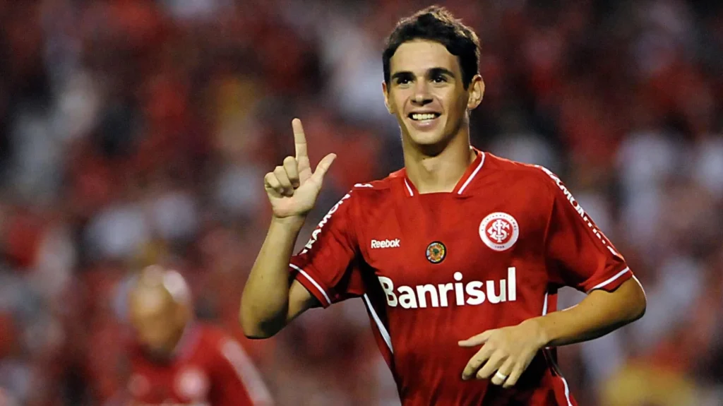 Lista das maiores vendas da história do Internacional é liderada pelo meia Oscar