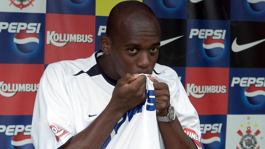 Régis Pitbull chegou ao Corinthians em 2004, mas realizou apenas sete jogos e acabou dispensado (Foto: Divulgação)