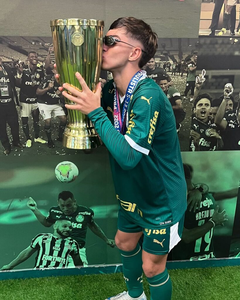 Lateral Thiago Vaz conquistou com a taça de campeão Paulista Sub-15 de 2024 pelo Palmeiras (Foto: Reprodução/Instagram/@olivaz_thiago)