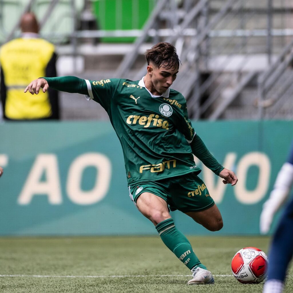 Thiago Vaz chegou na categoria de base do Palmeiras em 2019 e é mais uma promessa da base do clube (Foto: Reprodução/Instagram/@olivaz_thiago)