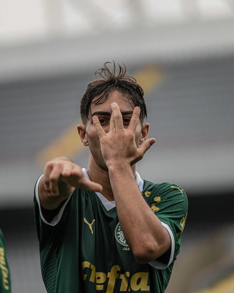 Lateral-esquerdo Thiago Vaz: mais uma joia da base do Palmeiras
(Foto: Reprodução/Instagram/@olivaz_thiago)