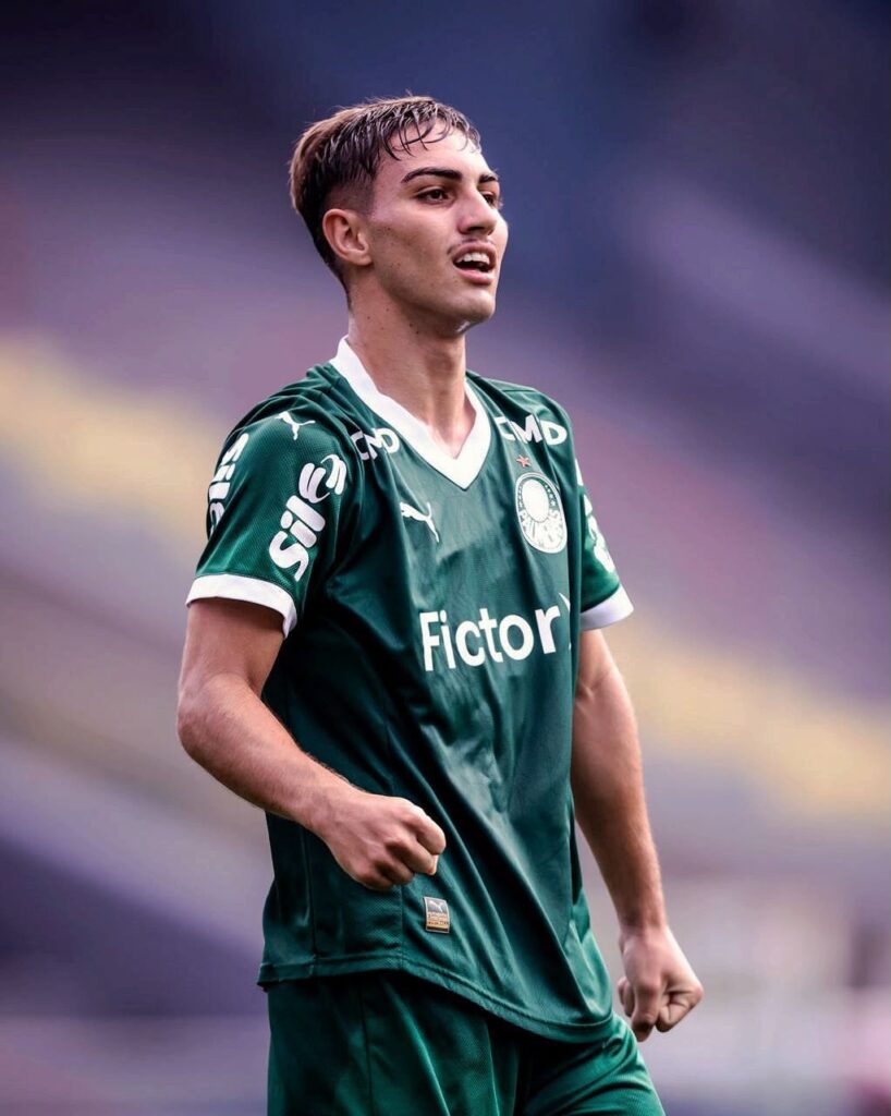 Lateral-esquerdo Thiago Vaz, joia da categoria de base do Palmeiras