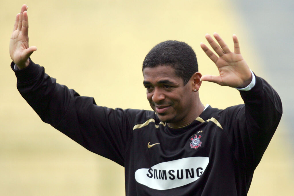 Ídolo do Corinthians, Vampeta está na lista das maiores vendas da história do clube (Foto: Reprodução/x.com)
