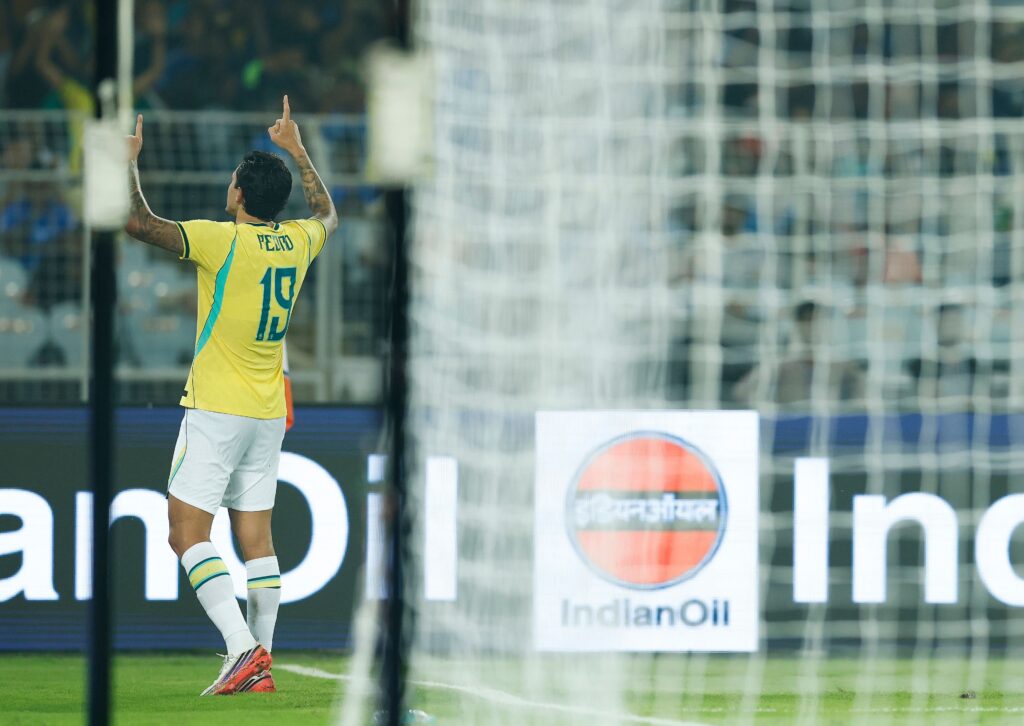 Pedro celebra gol marcado na vitória da Seleção por 4 a 0 sobre a Índia, em Calcutá (Foto: Rafael Ribeiro/CBF