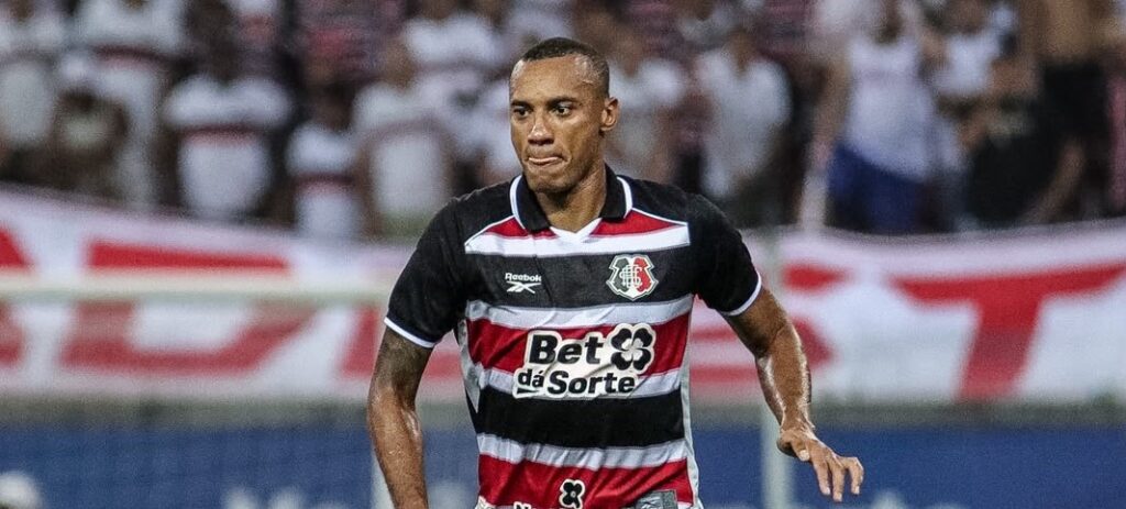 Jeferson zagueiro do Santa Cruz celebra acesso à Série B