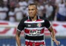 Jeferson zagueiro do Santa Cruz celebra acesso à Série B