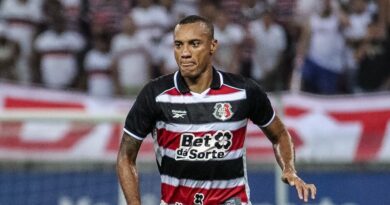Jeferson zagueiro do Santa Cruz celebra acesso à Série B