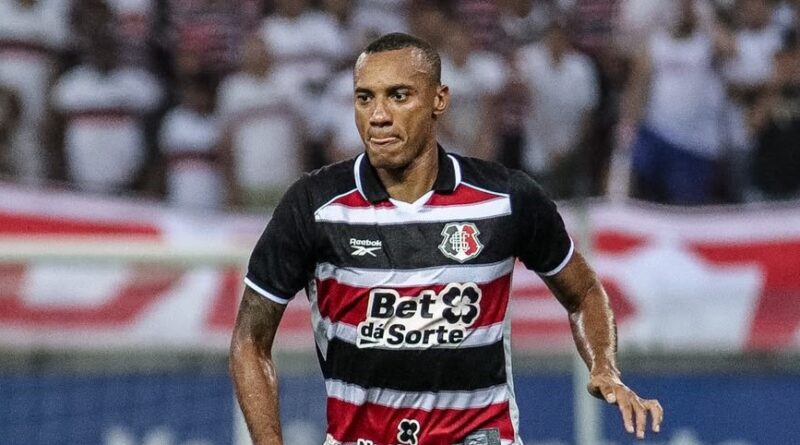 Jeferson zagueiro do Santa Cruz celebra acesso à Série B